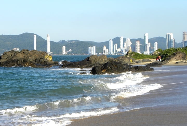 A localização de Balneário também ajuda a puxar o turismo. A cidade fica a 200 km de Curitiba, o que atrai os paranaenses. Já para capitais como Porto Alegre, São Paulo, Rio de Janeiro, Brasília e Belo Horizonte, as distâncias são significativas, mas de avião não passa de duas horas de voo.  Reprodução: Flipar