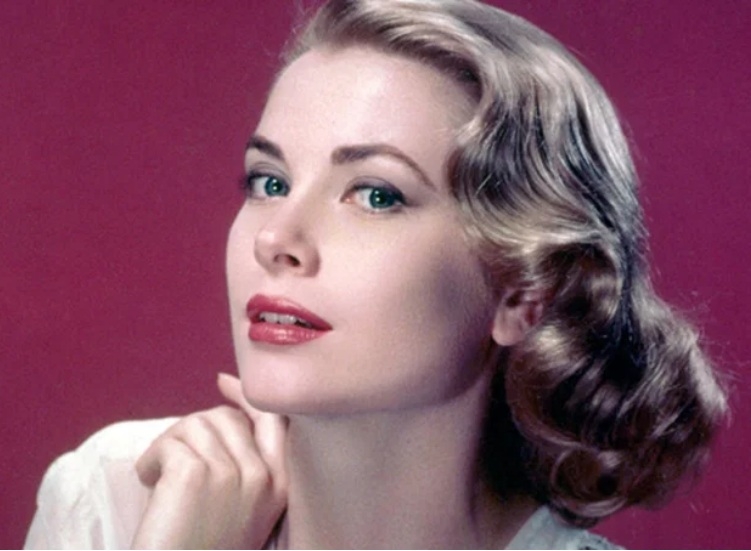 Grace Kelly - A morte da atriz e princesa de Mônaco chocou o mundo no dia 14 de setembro de 1982, quando o carro que ela dirigia saiu da pista e caiu em despenhadeiro. Ela tinha 52 anos na época. Reprodução: Flipar