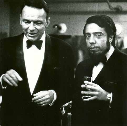 Sua mudança para a América do Norte se deu após uma turnê com ninguém menos que Frank Sinatra, no mesmo ano do golpe militar no Brasil. 

 Reprodução: Flipar