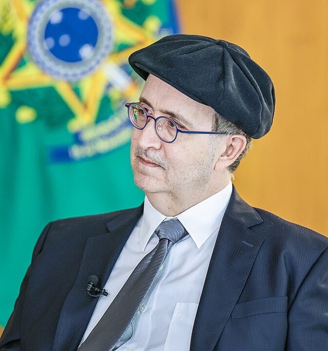 A falta de provas no processo julgado por Moro já havia sido apontada pelo jornalista Reinaldo Azevedo, que pediu diversas vezes que Moro apresentasse em que parte da sentença havia alguma prova contra Lula. E Moro nunca respondeu. 
