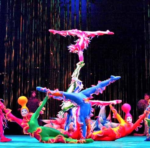 Fundado em 1984, em Quebec, Canadá, por Guy Laliberté e Gilles Ste-Croix, o Cirque du Soleil rapidamente se destacou por romper com as tradições circenses convencionais. Reprodução: Flipar