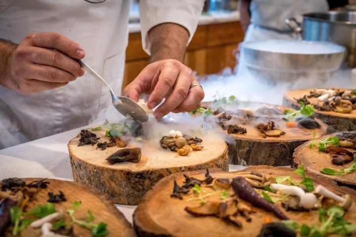 Esse sistema é semelhante ao de estrelas, comumente utilizado para avaliar restaurantes e hotéis. Ou seja, quanto mais facas um chef recebe, maior é sua pontuação. Ao todo, 550 chefs foram premiados. Desses, 97 conquistaram três facas, 177 receberam duas facas, e os 276 restantes foram premiados com uma faca. Reprodução: Flipar