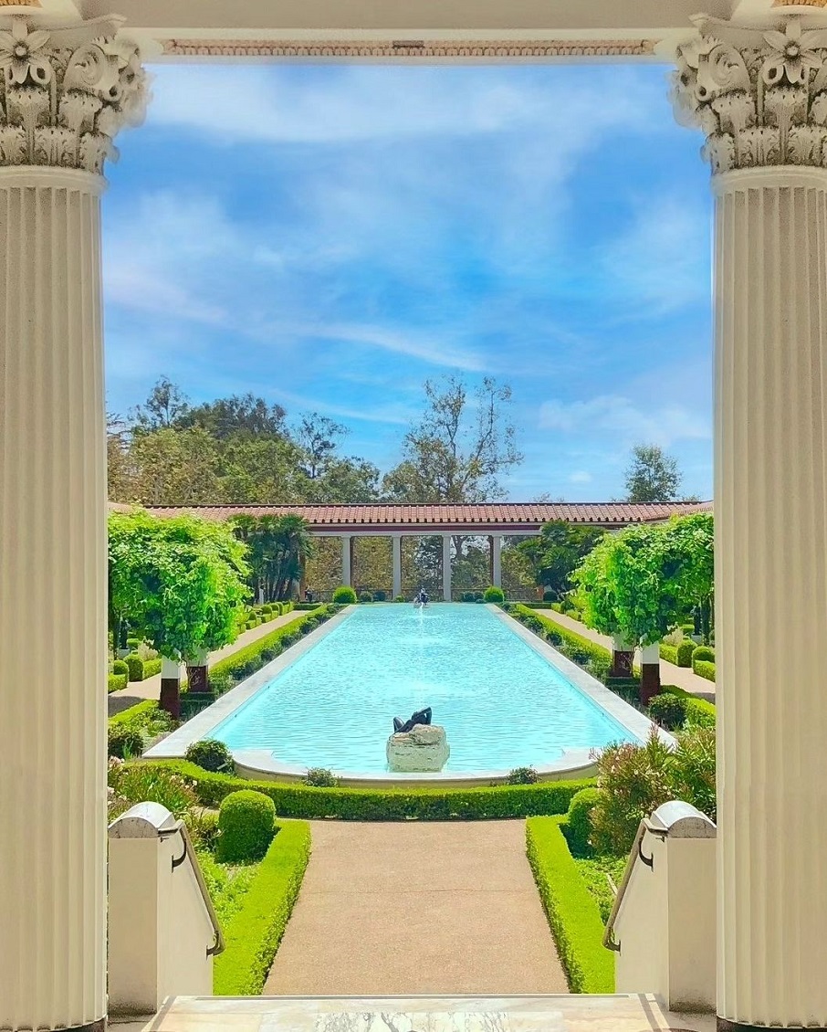 Piscina no jardim do The Getty Villa, museu em Malibu, na Califórnia (EUA). Foto: Reprodução/Instagram 21.07.2023