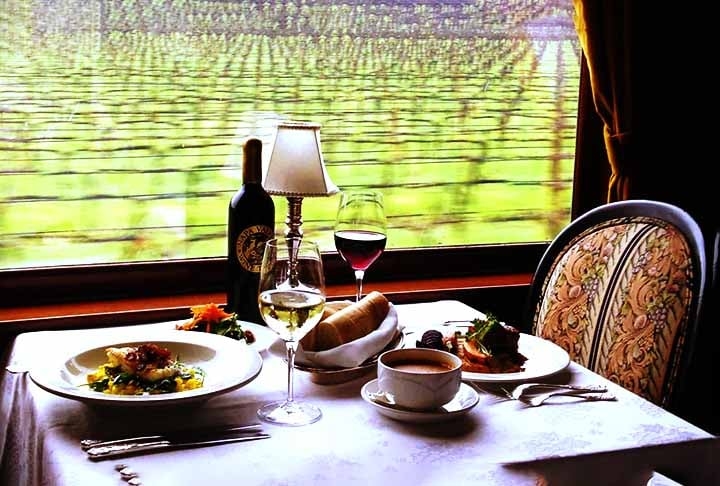 A bordo deste trem, os passageiros podem desfrutar de uma jornada relaxante pelas vinícolas da Califórnia, com degustações exclusivas e paisagens deslumbrantes. Reprodução: Flipar
