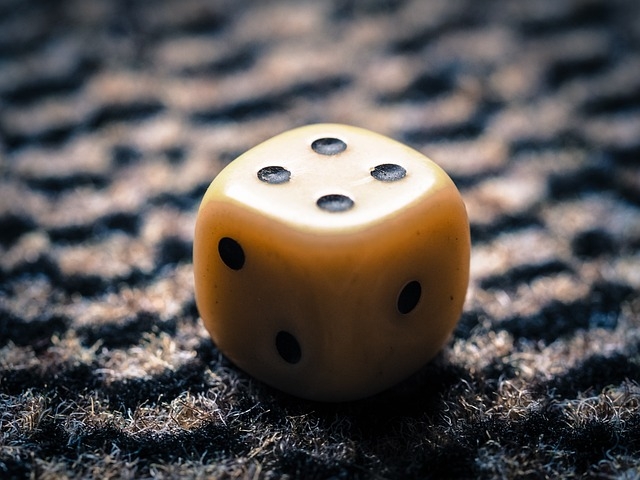 O primeiro registro de dados remonta a cerca de 5.000 anos atrás, na Mesopotâmia, onde dados feitos de ossos ou pedras foram utilizados em jogos e também em práticas divinatórias. Esses dados primitivos eram muitas vezes feitos de ossos de animais e tinham diferentes números de faces, o que os tornava imprevisíveis. Reprodução: Flipar
