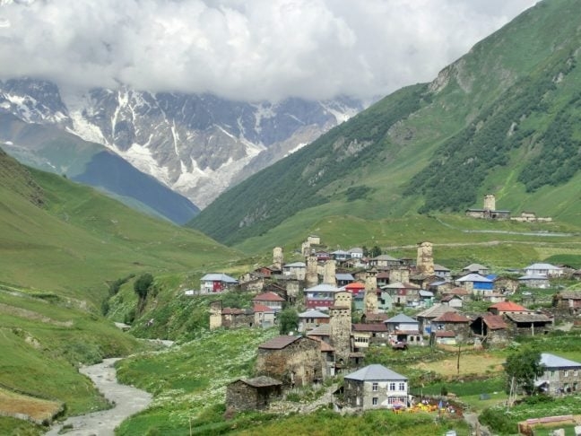 Existem diversas vilas localizadas em áreas remotas ao redor do mundo . São locais que oferecem uma oportunidade única de vivenciar paisagens impressionantes que abrigam culturas peculiares.  Reprodução: Flipar