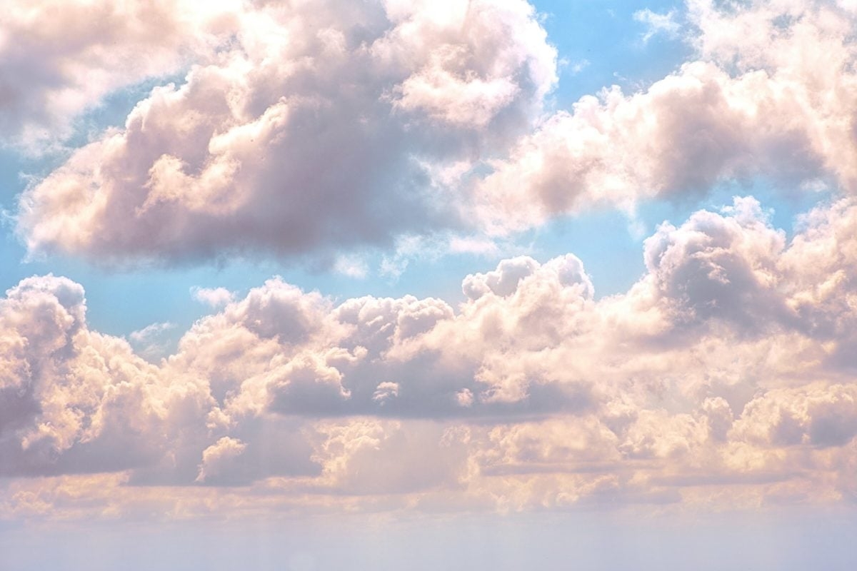 As nuvens se formam quando o ar quente e úmido sobe na atmosfera, onde se resfria. Esse resfriamento reduz a capacidade do ar de reter vapor d’água, que se condensa em minúsculas gotículas ou cristais de gelo, dependendo da temperatura. A presença de partículas como poeira facilita a formação.
 Reprodução: Flipar