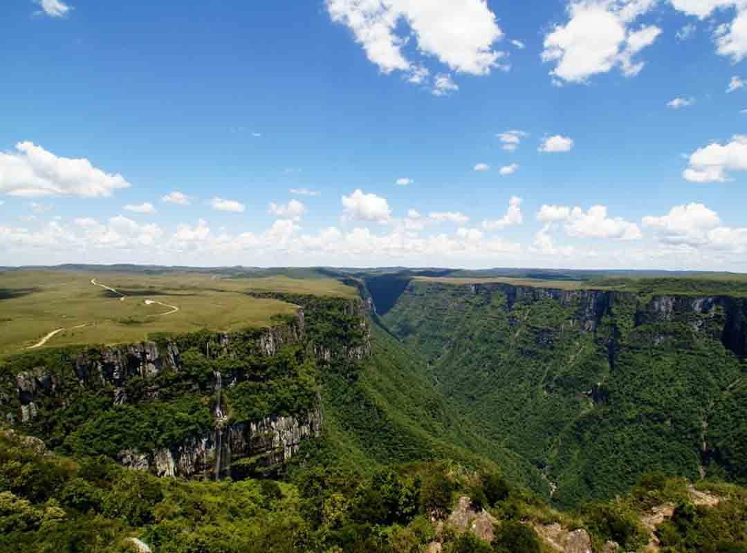 Parque Nacional de Aparados da Serra: Localizada na divisa entre os estados do Rio Grande do Sul e Santa Catarina, o parque abrange uma área de aproximadamente 30 mil hectares e é conhecido por abrigar os famosos cânions Itaimbezinho e Fortaleza, que são os maiores da América do Sul. Reprodução: Flipar