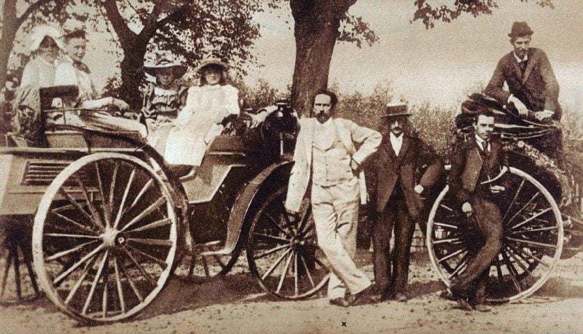 O primeiro ônibus movido a motor foi introduzido na Alemanha em 1895, por Karl Benz. Reprodução: Flipar