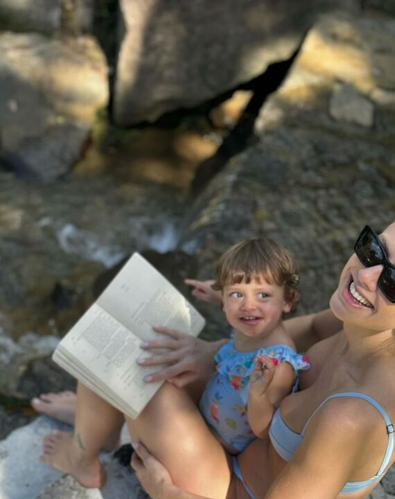 Gabriela Prioli e a filha Ava lendo juntas Reprodução/Instagram - 03.04.2024