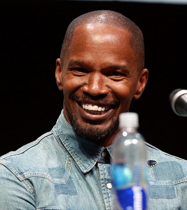 O ator americano Jamie Foxx nascido em 1967, se chama Eric Marlon Bishop.  Quando começou a carreira, as mulheres tinham mais chances nos clubes de comédia de Los Angeles. Ele adotou o Jamie, que é unissex. Foxx é homenagem ao humorista Redd Foxx, seu ídolo.  Reprodução: Flipar