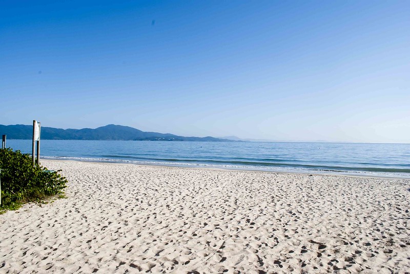 Jurerê Internacional - Santa Catarina: Localizada ao norte de Florianópolis, a praia tem aproximadamente 3 quilômetros de extensão com areia branca e águas limpas.  Apelidada de “Ibiza brasileira”, é cercada por grandes mansões e luxuosos resorts.  Como o nome sugere, atrai turistas do mundo todo e, com sua grande concentração de festas, não é o local mais indicado para quem procura um lugar tranquilo para relaxar.  Josiane Milanez/Flickr