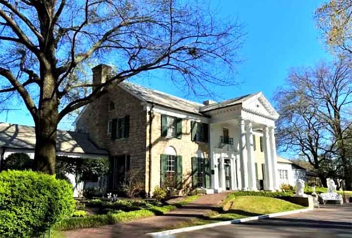 Artistas como Johnny Cash começaram suas carreiras aqui, unindo blues e country. Além disso, a cidade também atrai fãs do rock porque Elvis Presley viveu ali, gravou sucessos no Sun Studio e teve a famosa mansão, Graceland, na cidade. Reprodução: Flipar