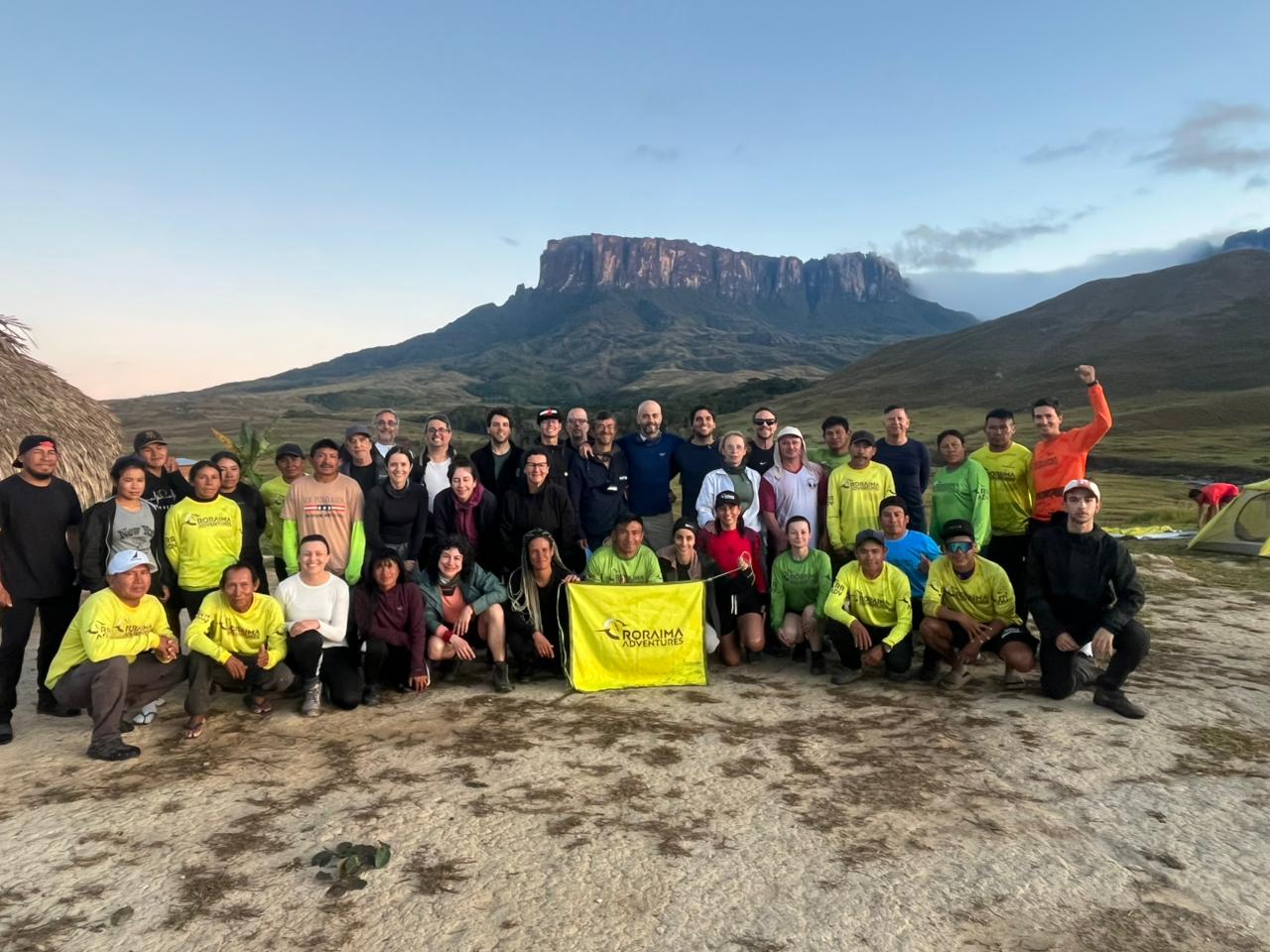 Grupo guiado por Tensing Ernesto no Monte Roraima. Foto: Tensing Ernesto Rodriguez - Guia de montanha da operadora planeta EXO