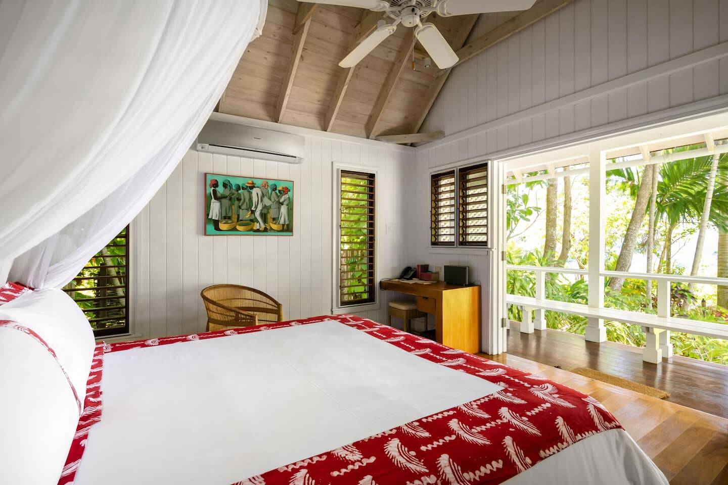 Há cinco quartos no total, todos com cama king-size. Foto: Airbnb