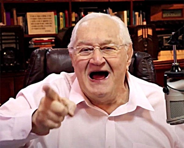 Sua origem russa vem da família paterna, descendente de judeus russos que emigraram para o Brasil no início do século XX. O sobrenome Casoy (com variação Krasoi/Krasnoi) remete a essa herança eslava, embora ele não utilize outras formas russificadas do nome em seu trabalho. Reprodução: Flipar