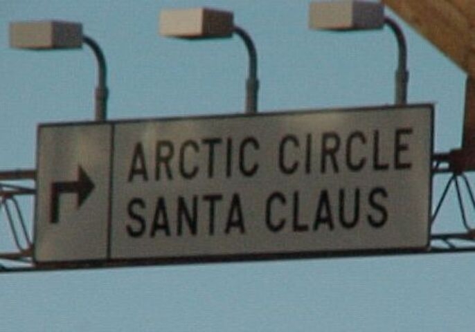 O meio da Vila do Papai Noel é cruzado pela linha do Círculo Polar Ártico. Há uma demarcação no chão que serve também como apelo turístico.  Reprodução: Flipar
