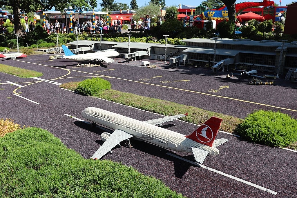 Entre as miniaturas de tijolos de plástico em exibição na Miniland estão um aeroporto e uma reprodução de 5,5 metros do maior arranha-céu do mundo, o Burj Khalifa, de Dubai, nos Emirados Árabes Unidos.
 Reprodução: Flipar