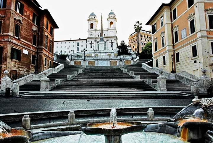 Escadaria da Praça de Espanha, Roma, Itália: Com 135 degraus, conecta a Piazza di Spagna à Igreja Trinità dei Monti. Criada em 1725, é acessada facilmente por pedestres e é ponto de encontro e referência arquitetônica na cidade.
 Reprodução: Flipar
