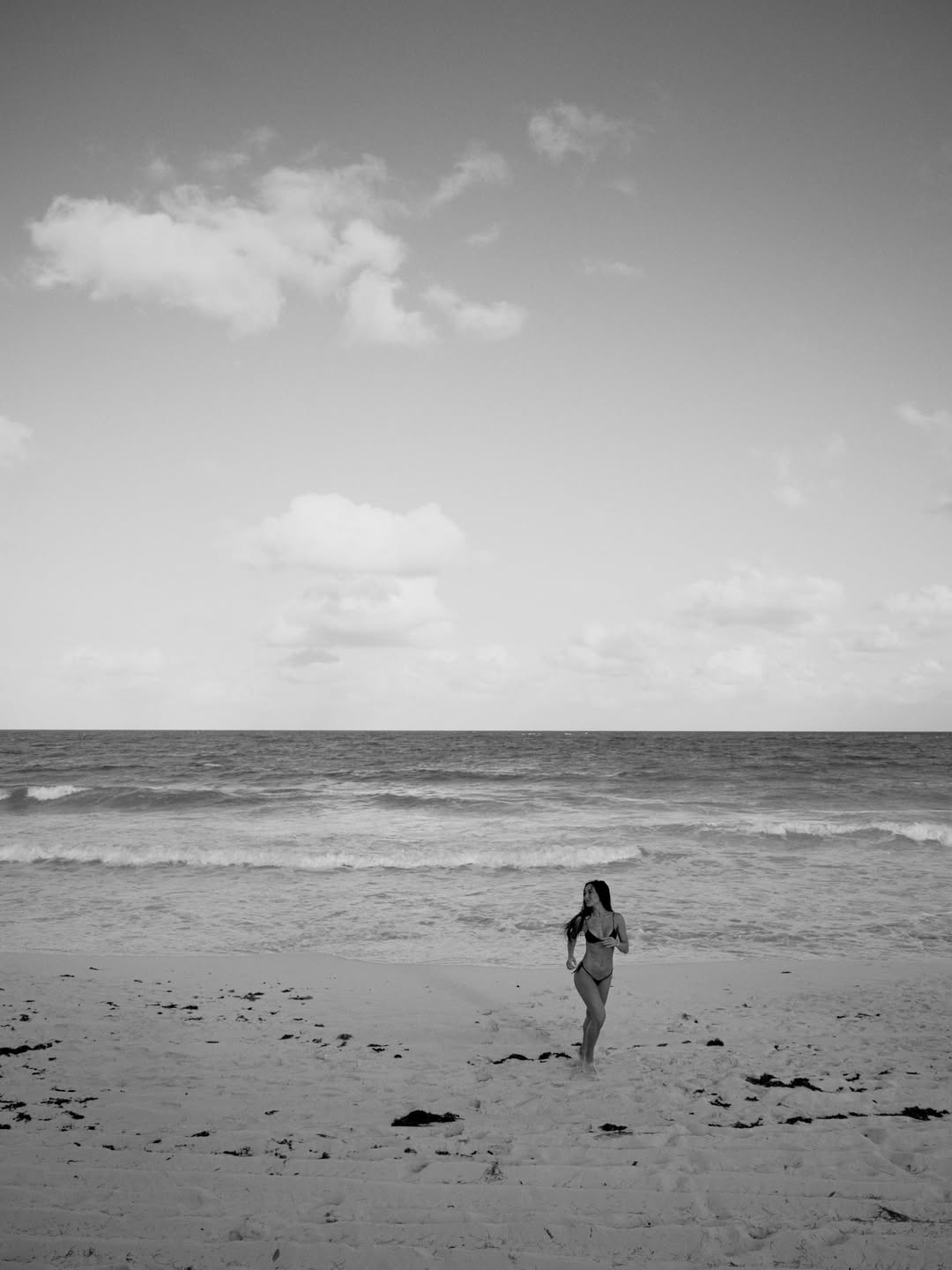 Sabrina Sato posa de biquíni fio-dental e exibe abdômen trincado no Rio. Foto: Instagram