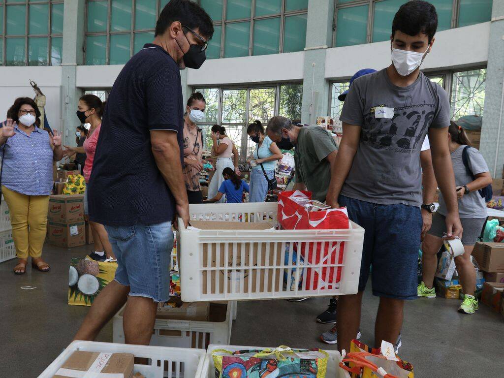 Voluntários recebem doações para as vítimas das chuvas em Petrópolis,. Foto: Tânia Rêgo/Agência Brasil
