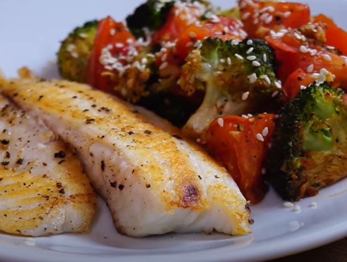 Esse peixe costuma combinar muito bem com limão e também conta com ômega 3, que traz diversos benefícios para a saúde. Reprodução: Flipar