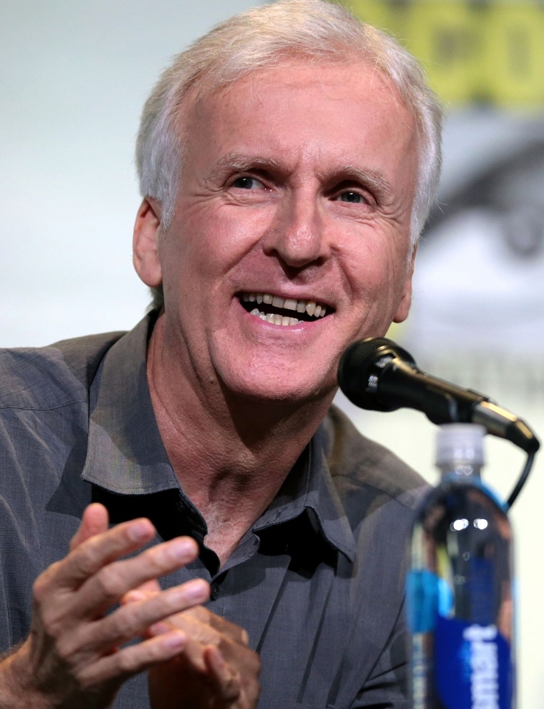 Cameron chegou a estudar Física na Universidade do Estado da Califórnia, e depois migrou para  estudos da língua inglesa e posteriormente filosofia, mas nunca completou nenhum curso e partiu para o mercado do entretenimento. Bom para o público, que ganhou um cineasta inquieto e inovador.  Reprodução: Flipar