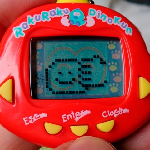 Todo mundo tamb&eacute;m tinha um Tamagotchi. Era uma esp&eacute;cie de animal de estima&ccedil;&atilde;o virtual e era necess&aacute;rio dar comida, banho, carinho e aten&ccedil;&atilde;o.  Reprodu&ccedil;&atilde;o: Flipar
