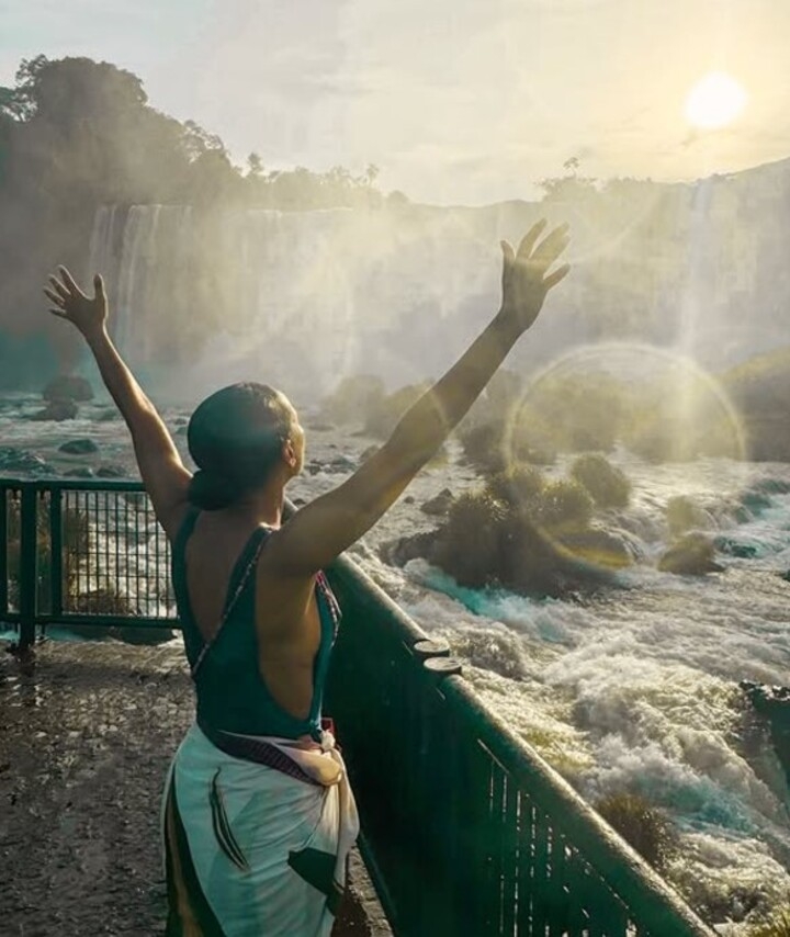 Tais Araujo, que fará o papel da protagonista Raquel Accioli (Regina Duarte no original) no remake previsto para ir ar ao em 2025, também registrou imagens das Cataratas do Iguaçu em suas redes. “Que dia lindo!”, exultou a atriz. 

 Reprodução: Flipar