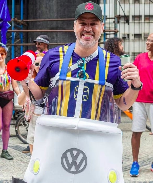 “Eu sempre gostei de fantasias que fogem do óbvio. Prefiro coisas que estão no inconsciente coletivo, mas que ninguém espera ver no carnaval”, contou o folião. Reprodução: Flipar