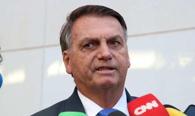 Em dezembro de 2022, a duas semanas do fim de seu mandato, o ex-presidente Jair Bolsonaro publicou medida que flexibilizava a extração de madeira em terras indígenas.