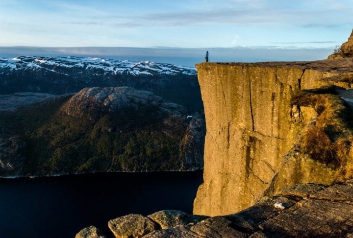 1) Preikestolen (Pulpit Rock), Noruega: Chegar ao topo da falésia sobre o fiorde de Lysefjord leva de quatro a cinco horas de caminhada.  A gigantesca plataforma tem cerca de 30 metros e uma altura de 640 metros. Reprodução: Flipar