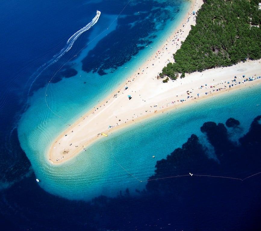 Ilha de Brac - Tem um formato impressionante, com praias de fartas areias onde os frequentadores adoram praticar esportes. Os ventos são favoráveis e o windsurfe é uma das principais atividades.  Reprodução: Flipar