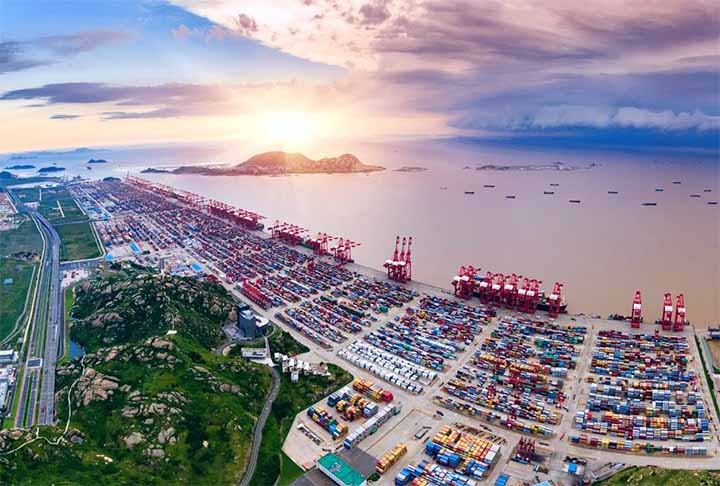 O Porto de Shangai é o maior e mais movimentado do mundo, localizado na costa leste da China. Com uma infraestrutura moderna e expansiva, o porto possui terminais especializados para contêineres, carga geral e veículos. Reprodução: Flipar