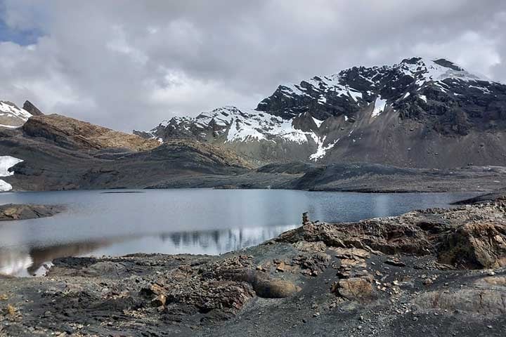 O Nevado Pastoruri é uma montanha de 5240 metros de altitude, de onde começa a geleira de mesmo nome, que está derretendo e se transformando em um lago aos pés da montanha. A previsão para que o Glaciar Pastoruri suma de vez é de cerca de 10 anos. Reprodução: Flipar
