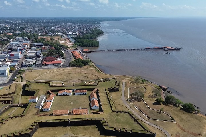 A economia local é baseada principalmente no comércio, na pesca e em atividades relacionadas ao extrativismo, como a exploração de madeira e castanhas. Reprodução: Flipar