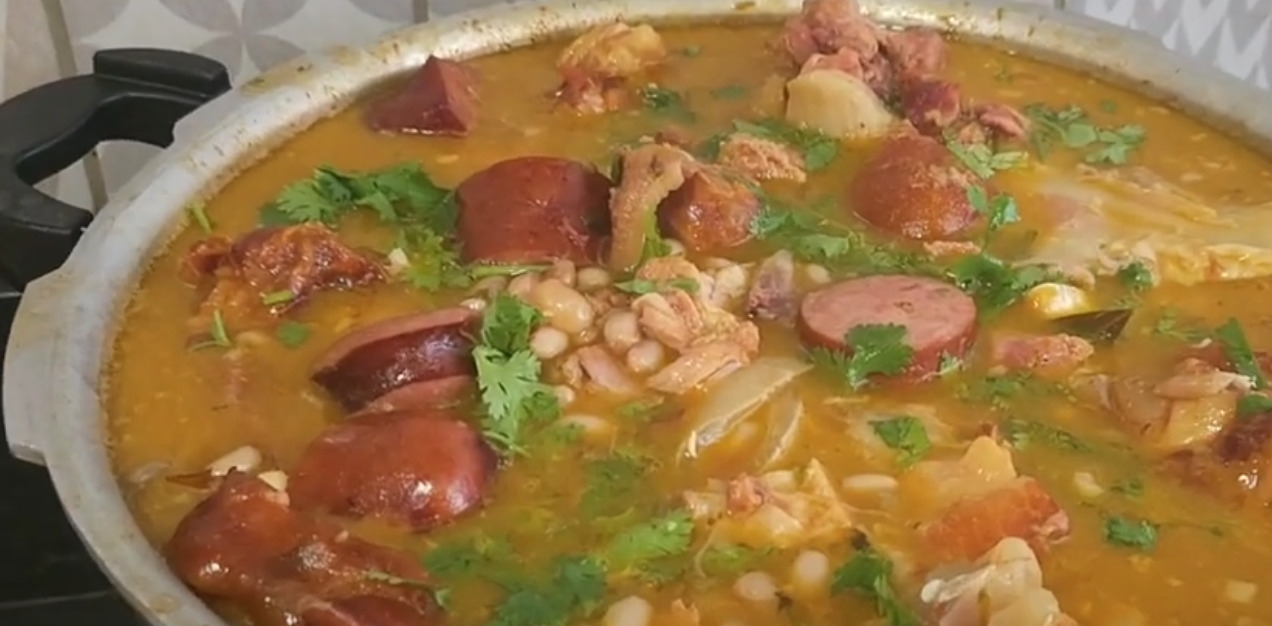 Feijoada baiana - Versão feita com feijão preto ou feijão-de-corda e uma combinação de carnes como carne seca, costela suína, linguiça e bacon. Difere pelas influências afro-brasileiras, utilizando temperos como azeite de dendê e pimenta, e, muitas vezes, é acompanhada por farofa e vatapá. Essa variante é típica da Bahia. Calorias: cerca de 290 kcal por 100 g. Reprodução: Flipar