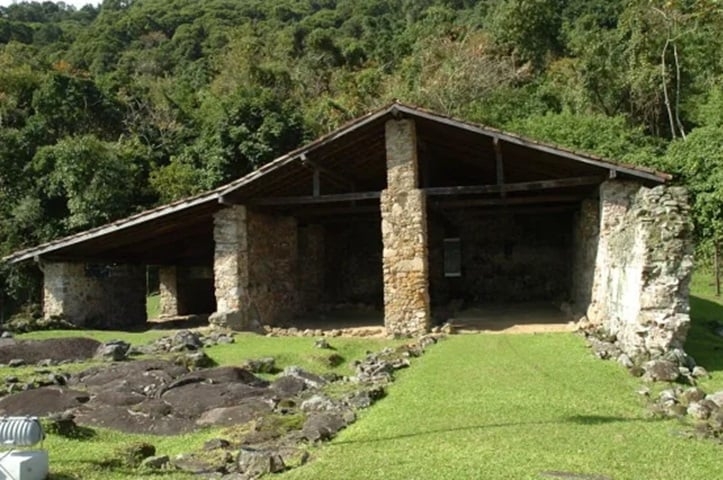 Há pelo menos 8 sítios arqueológicos em Santos, segundo o Cadastro Nacional de Sítios Arqueológicos (CNSA), como o Engenho São Jorge dos Erasmos. Reprodução: Flipar