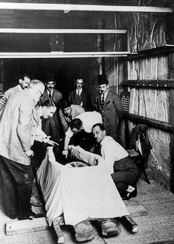 Em 1922, o arqueólogo britânico Howard Carter identificou a tumba de Tutancâmon. A descoberta ganhou muita fama pelo fato de o sepulcro estar intacto, sem vestígios da ação de salteadores, com vários materiais ligados ao chamado “faraó-menino”. 

 Reprodução: Flipar
