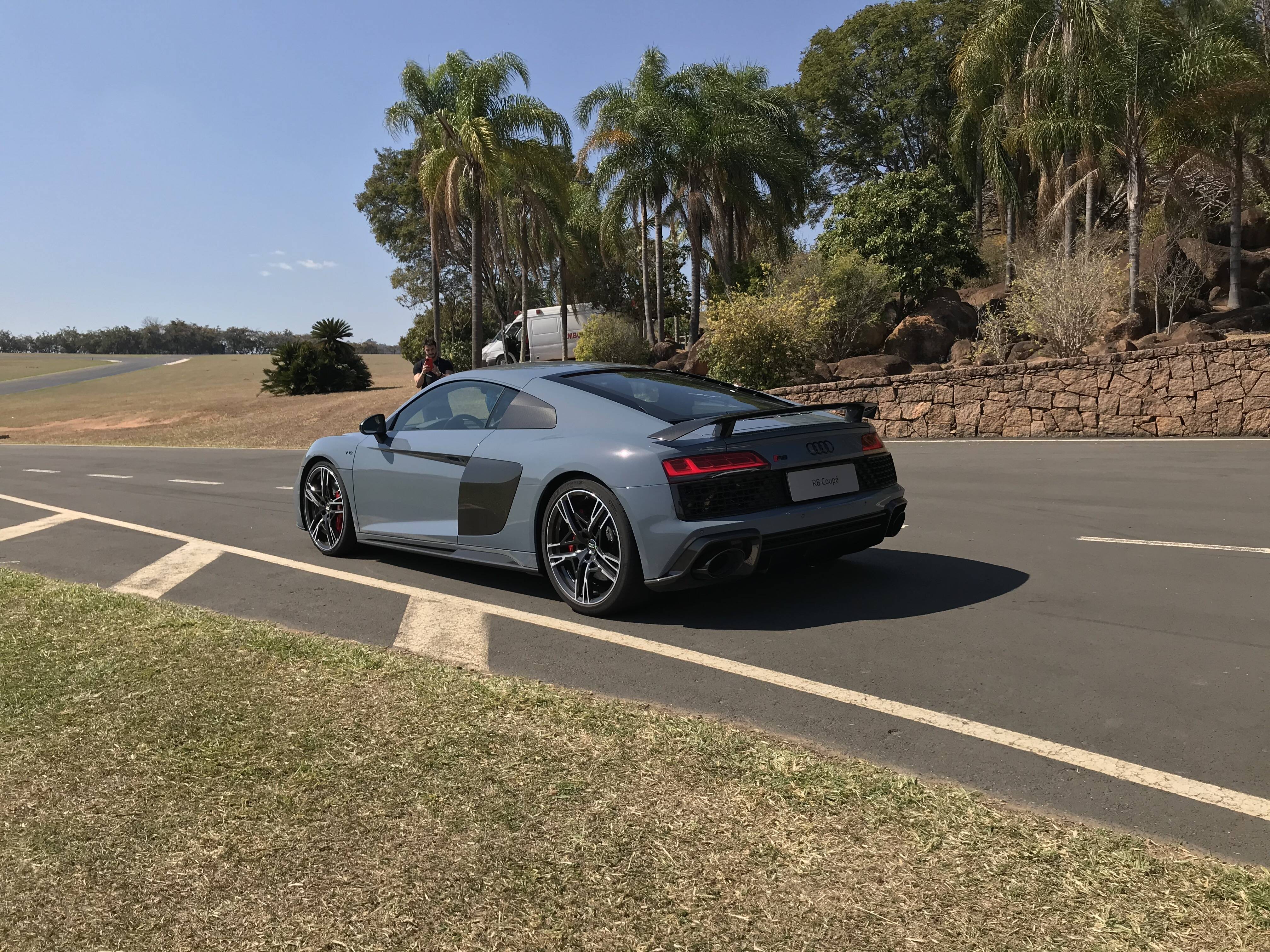 Aceleramos o Audi de corrida que você também pode pilotar por R