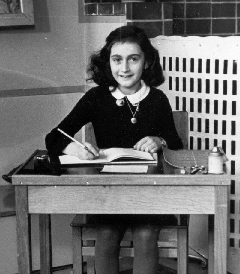 Anne Frank (1929 - 1945) - Anne contou em seu diário que amava comer cenouras, salsichas de fígado e fatias de pão com geleia. Reprodução: Flipar