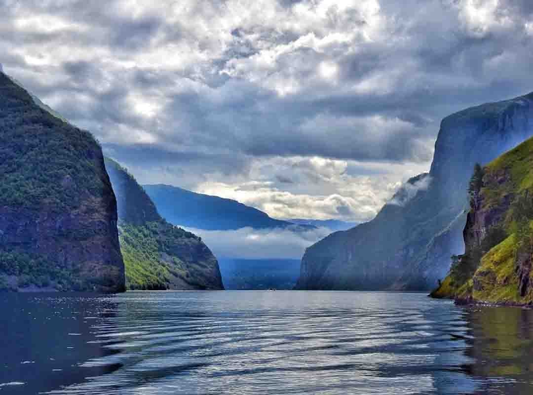 Fiorde de Sogn - Noruega - É o maior fiorde da Europa, e o segundo maior do mundo, superado somente pelo Scoresby Sund, na Groenlândia. Tem 205 km de extensão, desde Skjolden até Solund. Alcança até 1.308m de profundidade. As falésias à margem do fiorde alcançam cerca de 1.000m de altitude. Povoados formados no percurso se ligam uns aos outros por barcos. Reprodução: Flipar