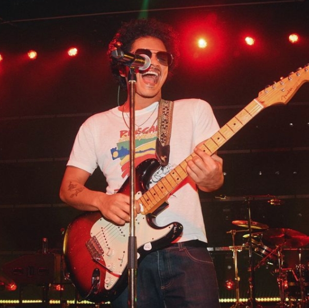 Ao longo da carreira, Bruno Mars chegou a ser considerado por um crítico do jornal The New York Times “um dos artistas mais versáteis e completos da música pop”. Reprodução: Flipar