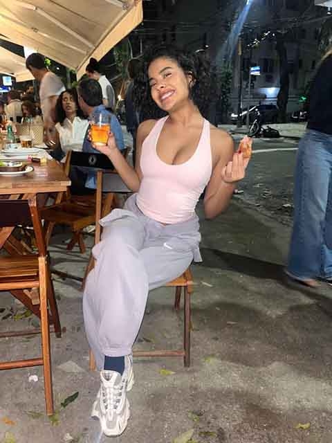 Bella contou que aquela experiência foi fundamental para sua formação pessoal e profissional. “Foi um período de aprendizado, de escutar pessoas diferentes todos os dias, e isso me deu sensibilidade para atuar”, resumiu a atriz. Reprodução: Flipar