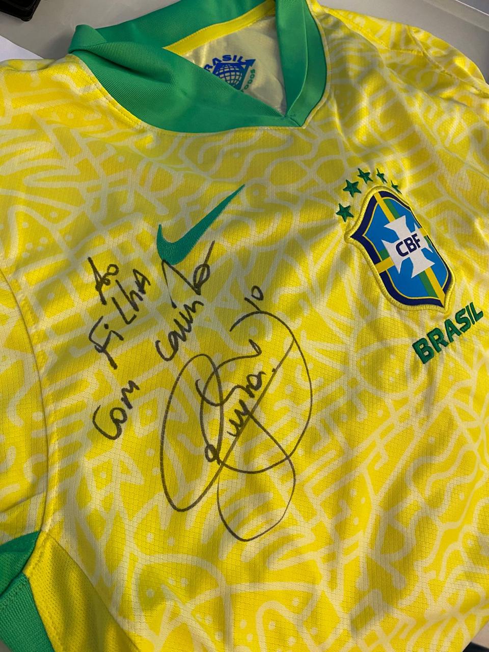 Camisas da Seleção Brasileira com dedicatórias de Neymar foram apreendidas durante a operação em Campinas. Foto: Reprodução/Gaeco