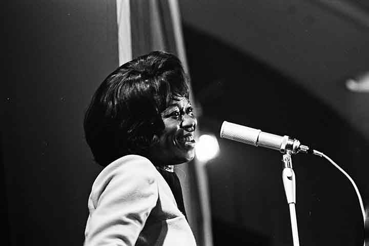 Sarah Vaughan (1924-1990): Cantora natural de Newark, em Nova Jersey, tinha técnica sofisticada que a fez uma voz adorada por lendários compositores e instrumentistas do jazz, como o saxofonista Charlie Parker e o trompetista e líder de orquestra Dizzy Gillespie.

 Reprodução: Flipar