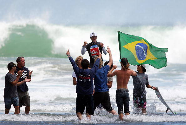 Medina comemora título de campeão mundial de surf no Havaí