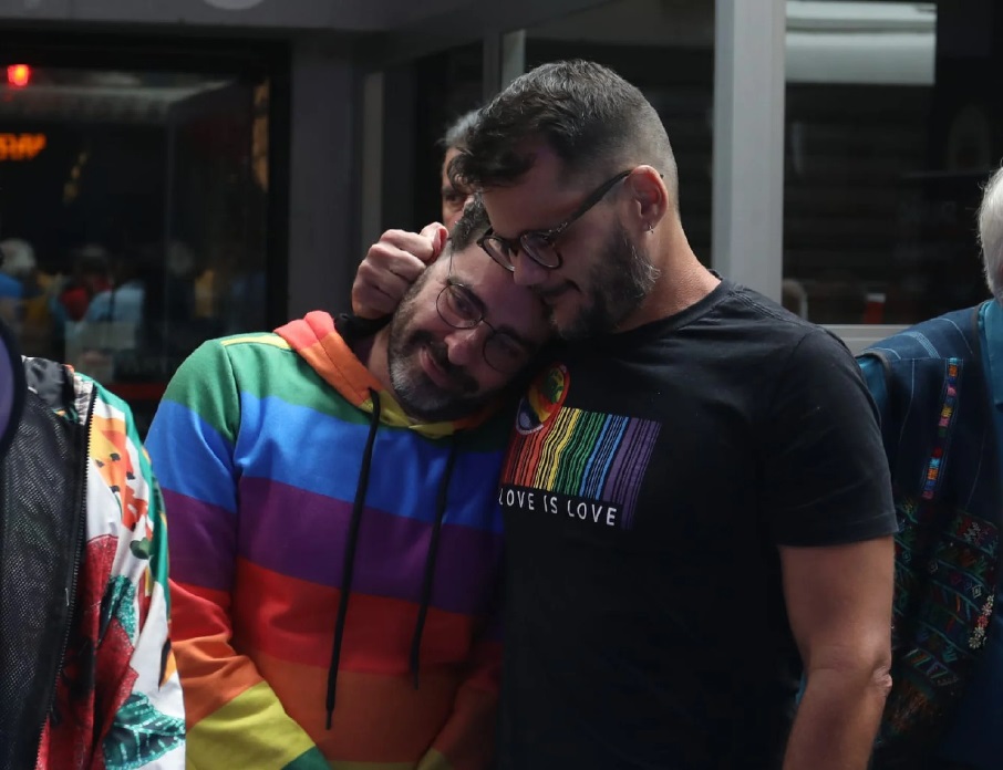 Casal que afirma ter sofrido homofobia estava presente no protesto.. Foto: Pedro Ivo/ Agência O Dia