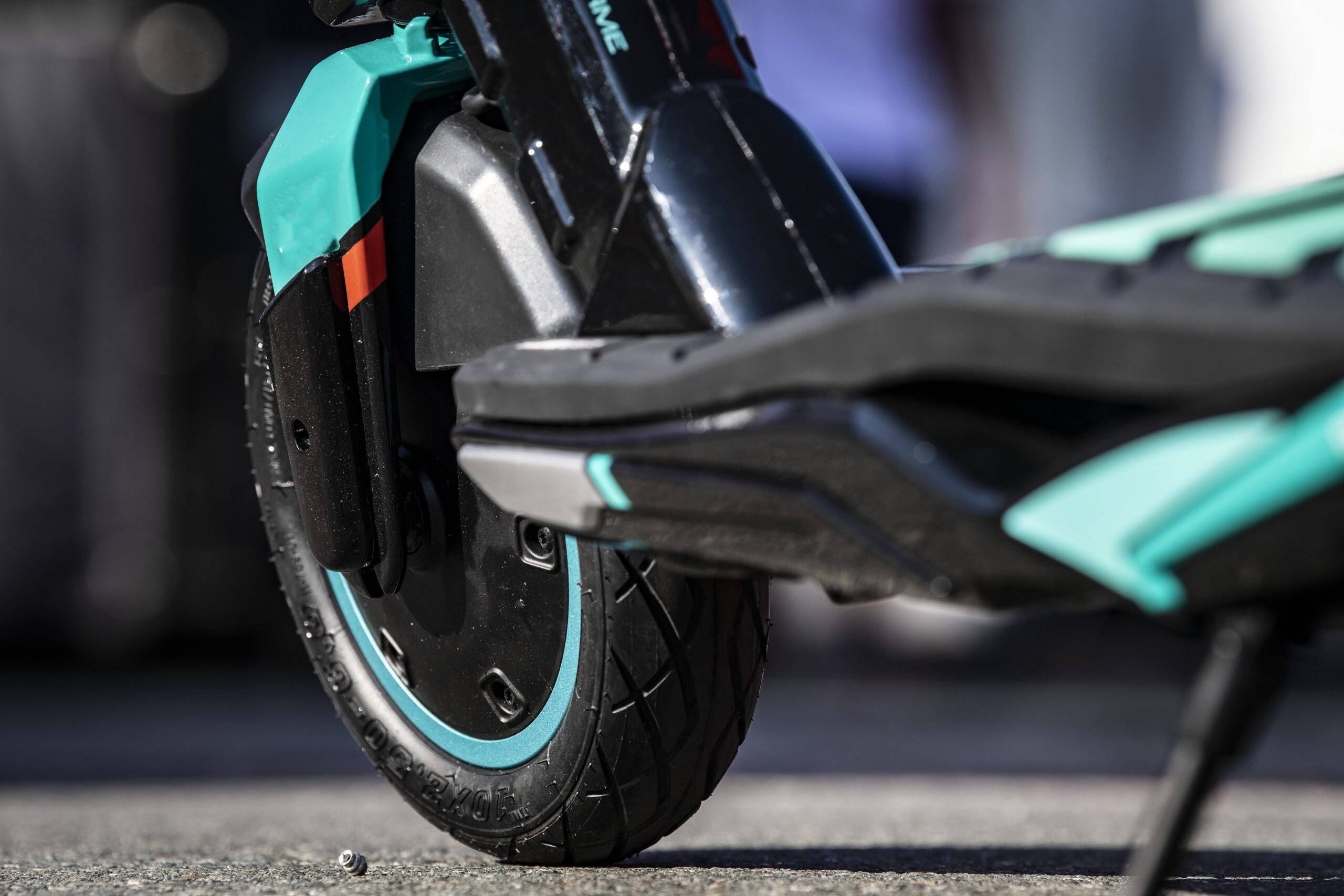 Edição limitada do Patinete elétrico traz as cores de corrida Petronas SRT