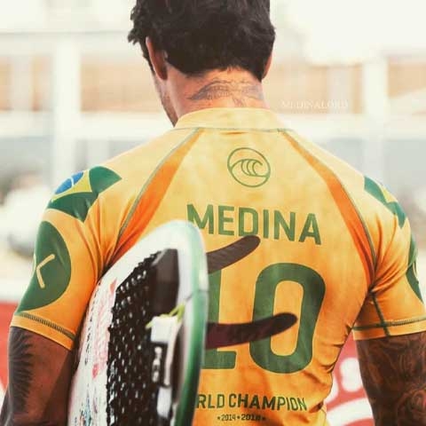 Tricampeão mundial e medalhista de bronze nos Jogos Olímpicos de Paris, o surfista Gabriel Medina deixou de lado algumas fases do Mundial de 2022 para cuidar da saúde mental. Na época, ele estava recém-separado da modelo Yasmin Brunet, além de ter problemas no relacionamento com a mãe e o pai adotivo. 
 Reprodução: Flipar